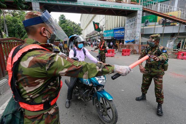July 6, 2021, Dhaka, Bangladesh: Bangladesh army personnel limit people s movement from a check post set up at Shahabag intersection during the nationwide strict lockdown to curb the coronavirus pandemic, in Dhaka, Bangladesh, July 6, 2021. Bangladeshi authorities imposed the nationwide all-out lockdown for week-long amid increasing coronavirus infections and coronavirus related deaths in the country. Dhaka Bangladesh - ZUMAd117 20210706_zap_d117_009 Copyright: xSuvraxKantixDasx