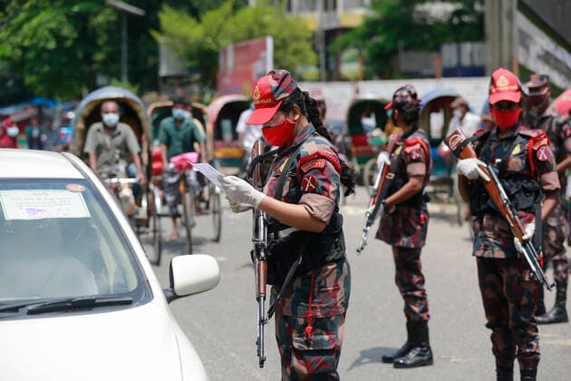 July 6, 2021, Dhaka, Bangladesh: Border Guard Bangladesh (BGB) personnel limit people s movement from a check post during the nationwide strict lockdown to curb the coronavirus pandemic, in Dhaka, Bangladesh, July 6, 2021. Dhaka Bangladesh - ZUMAd117 20210706_zap_d117_019 Copyright: xSuvraxKantixDasx