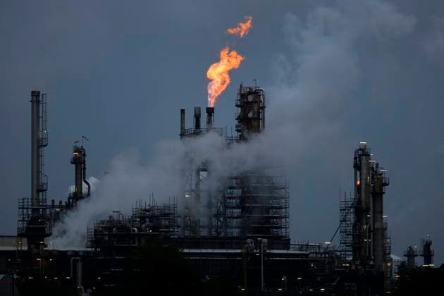 IMAGO Nature: Unsere Erde, Energiequellen, Erdgas Hochfackel an der Shell Rheinland Raffinerie bei der Inbetriebnahme der Wasserstoffelektrolyse REFHYNE Anlage von Shell am Standort in Wesseling. (Themenbild, Symbolbild) Wesseling, 02.07.2021 *** High flare at the Shell Rheinland refinery during the commissioning of Shells REFHYNE hydrogen electrolysis plant at the Wesseling site Theme image, symbol image Wesseling, 02 07 2021 Foto:xC.xHardtx xFuturexImage