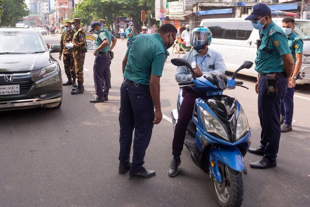 Lockdown In Bangladesh Police and Army checking all types of vehicles to find out if the passenger comes out without any emergency on July 6, 2021 in Dhaka, Bangladesh. On 6th July 2021, second-highest in death tolls and highest in new cases(163 deaths with 11,525 new cases) in a day in Bangladesh since the pandemic began. All departments of the law enforcement battalion are implying several legal actions so that general people stay home. In reality, the number of people and vehicles increased a lot. Dhaka Bangladesh karim-notitle210706_npSQz  Copyright: xIstiakxKarimx