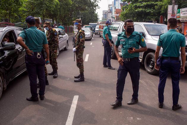 Lockdown In Bangladesh Police and Army checking all types of vehicles to find out if the passenger comes out without any emergency on July 6, 2021 in Dhaka, Bangladesh. On 6th July 2021, second-highest in death tolls and highest in new cases(163 deaths with 11,525 new cases) in a day in Bangladesh since the pandemic began. All departments of the law enforcement battalion are implying several legal actions so that general people stay home. In reality, the number of people and vehicles increased a lot. Dhaka Bangladesh karim-notitle210706_npCT1  Copyright: xIstiakxKarimx