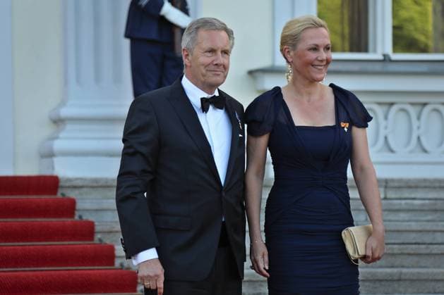 Staatsbankett zu Ehren von Königin Maxima und König Willem-Alexander im Schloss Bellevue Bundespräsident a. D. Christian Wulff und Bettina Wulff werden begrüsst Berlin Schloss Bellevue Berlin GER *** State banquet in honour of Queen Maxima and King Willem Alexander at Bellevue Palace Federal President (retd) Christian Wulff and Bettina Wulff are welcomed Berlin Schloss Bellevue Berlin GER