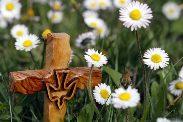 Wooden cross on the grass with flowers. France. Godongxxxxxcontact@godong-photo.com 971_07_FR114775A