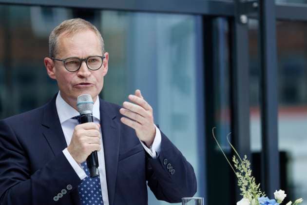 Michael Müller 2021-07-06 - Deutschland, Berlin - Feierliche Schlüsselübergabe für die neue, 70 Mio. Euro teure Montagehalle im Berliner Werk des Schweizer Schienenfahrzeugherstellers Stadler. Im Bild Michael Müller (SPD), Regierender Bürgermeister von Berlin. *** Michael Müller 2021 07 06 Germany, Berlin Ceremonial handover of the keys to the new 70 million euro assembly hall at the Berlin plant of Swiss rail vehicle manufacturer Stadler Pictured Michael Müller SPD , Governing Mayor of Berlin