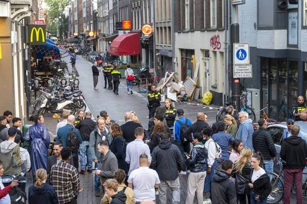 Bilder des Jahres 2021, News 07 Juli News Bilder des Tages AMSTERDAM - A man was shot on Lange Leidsedwarsstraat. Several emergency services have arrived. ANP EVERT ELZINGA *** AMSTERDAM A man was shot on Lange Leidsedwarsstraat Several emergency services have arrived ANP EVERT ELZINGA  Copyright: xHollandsexHoogtex xxANPx x433489122x