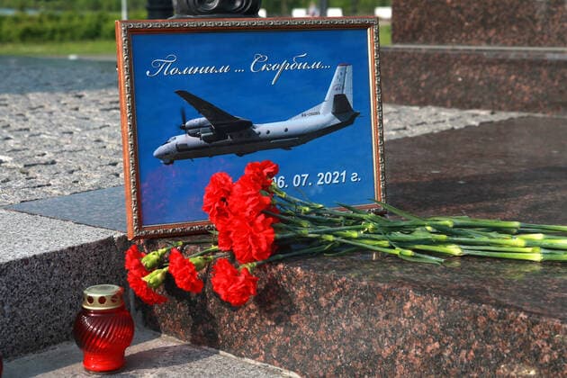Bilder des Jahres 2021, News 07 Juli News Bilder des Tages PETROPAVLOVSK-KAMCHATSKY, RUSSIA - JULY 7, 2021: Tributes for the victims of the Antonov An-26 passenger aircraft crash near the village of Palana in Russia s Far East, are pictured by the City of Military Glory stele. The aircraft carrying 22 passengers and 6 crew members hit the hillside of a mountain which led to its destruction during a flight from Petropavlovsk-Kamchatsky to Palana on July 6, 2021. A three-day mourning period is declared following the crash. Yelena Vereshchaka TASS  TS107604