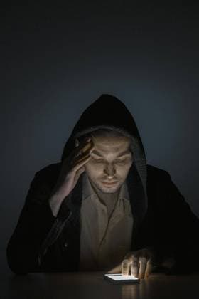 Man using smart phone in dark  Copyright: VladimirxGodnik fStopImages1976037 ,model released, Symbolfoto
