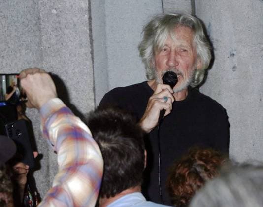 NEW YORK, NY- JULY 6: Roger Waters at the rally for lawyer Steven Donziger in front of his building in New York City on July 06, 2021. Donziger took on oil giant Chevron over pollution in Ecuador and won damages of $18 billion US from the Ecuadorian courts in 2011, later reduced to $9.5 billion and now has not paid. Chevron filed a racketeering suit against Donziger and a New York Federal Court ruled in 2014 that the judgement was obtained by corrupt means. Donziger appealed this ruling and faced contempt of court charges for alleged misconduct during his appeal. Danziger is under house arrest for 700 days. Chevron is pursuing contempt charges against Donziger. Copyright: xRW MediaPunchx