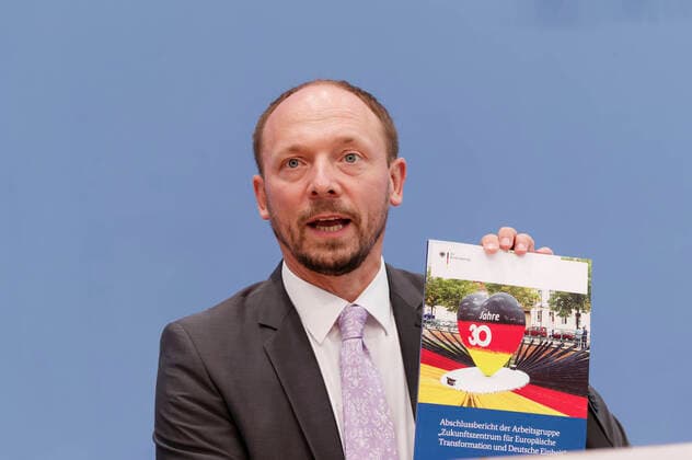 Bilder des Jahres 2021, News 07 Juli News Bilder des Tages Wanderwitz stellt Bericht Deutsche Einheit vor 2021-07-07 - Deutschland, Berlin - Bundespressekonferenz: Der Beauftragte der Bundesregierung für die neuen Bundesländer, Parlamentarischer Staatssekretär Marco Wanderwitz, stellt den jahresbericht zum Stand der Deutschen Einheit 2021 vor. *** Wanderwitz presents German Unity Report 2021 07 07 Germany, Berlin Federal Press Conference The Federal Government Commissioner for the New Federal States, Parliamentary State Secretary Marco Wanderwitz, presents the Annual Report on the State of German Unity 2021