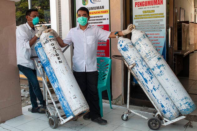 Increased Oxygen Usage Officers previously queued to distribute oxygen-filled tubes to the Covid-19 patient room at the Covid-19 referral hospital in Palu, Central Sulawesi, Indonesia, Wednesday 7 July 2021. The use of oxygen has increased along with the increase in Covid-19 patients being treated at this hospital. Although the number of patients infected with Covid-19 has increased in Palu, the availability of oxygen is sufficient and there is no shortage.  Copyright: xOpanxBustanx xOpnxImagesx