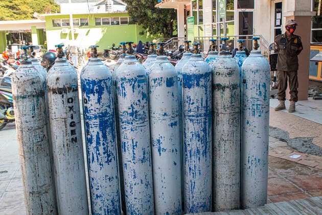 Increased Oxygen Usage Officers stand near canisters filled with oxygen before being distributed to Covid-19 patient rooms at the Covid-19 referral hospital in Palu, Central Sulawesi, Indonesia, Wednesday 7 July 2021. The use of oxygen has increased along with the increase in Covid-19 patients being hospitalized this. Although the number of patients infected with Covid-19 has increased in Palu, the availability of oxygen is sufficient and there is no shortage.  Copyright: xOpanxBustanx xOpnxImagesx