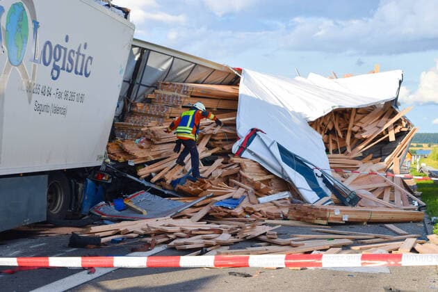 Bilder des Jahres 2021, News 07 Juli News Bilder des Tages Massive Zerstörung bei schwerem Lkw-Unfall am Stauende auf A6 bei Bad Rappenau: 40-Tonner kracht am Stauende in Heck von Sattelzug und schiebt diesen auf vor ihm stehenden Tieflader - zwei Fahrerhäuser total zertrümmert, eines wird komplett abgerissen Es ist erneut die Autobahn A6 bei Bad Rappenau nahe Heilbronn, welche am Mittwochabend bereits den dritten Tag in Folge zum Hotspot eines schweren Lkw-Unfalls wird. *** Massive destruction in heavy truck accident at the end of a traffic jam on the A6 near Bad Rappenau 40-ton truck crashes into the rear of an articulated lorry at the end of a traffic jam and pushes it onto the low loader in front of it Two cabs are completely smashed, one is completely demolished It is once again the A6 Copyright: xEinsatz-Report24x xLeonardxBuchnerx