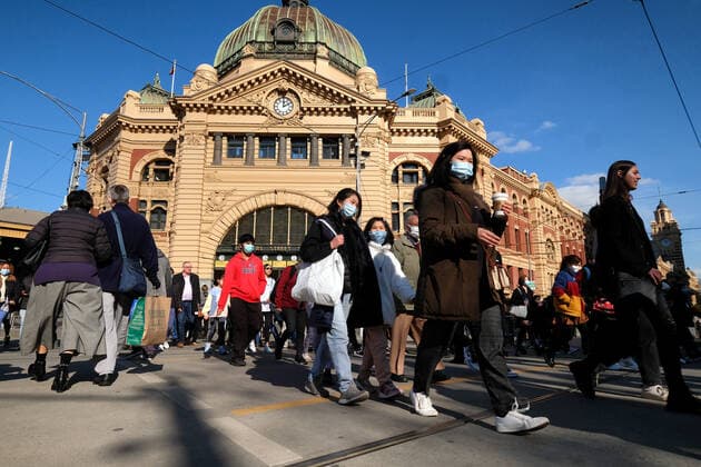 VICTORIA CORONAVIRUS COVID19, People are seen in the CBD of Melbourne, Thursday, July 8, 2021. Victoria has gone an eighth consecutive day without recording a locally acquired case of coronavirus. ( NO ARCHIVING, EDITORIAL USE ONLY, NO USE IN BOOKS WITHOUT CONSENT MELBOURNE VIC AUSTRALIA  Copyright: xLUISxASCUIx 20210708001555689576