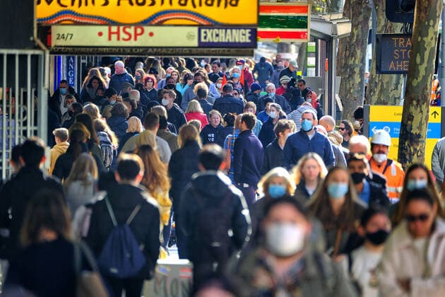 VICTORIA CORONAVIRUS COVID19, People are seen in the CBD of Melbourne, Thursday, July 8, 2021. Victoria has gone an eighth consecutive day without recording a locally acquired case of coronavirus. ( NO ARCHIVING, EDITORIAL USE ONLY, NO USE IN BOOKS WITHOUT CONSENT MELBOURNE VIC AUSTRALIA  Copyright: xLUISxASCUIx 20210708001555690042