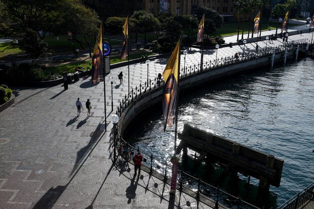 NSW CORONAVIRUS COVID19, People walk along a quiet foreshore at Circular Quay in Sydney, Thursday, July 8, 2021. NSW has recorded 38 new locally acquired COVID-19 cases overnight, the highest daily number of new cases in 14 months. ( NO ARCHIVING, EDITORIAL USE ONLY, NO USE IN BOOKS WITHOUT CONSENT SYDNEY NSW AUSTRALIA  Copyright: xBIANCAxDExMARCHIx 20210708001555696733