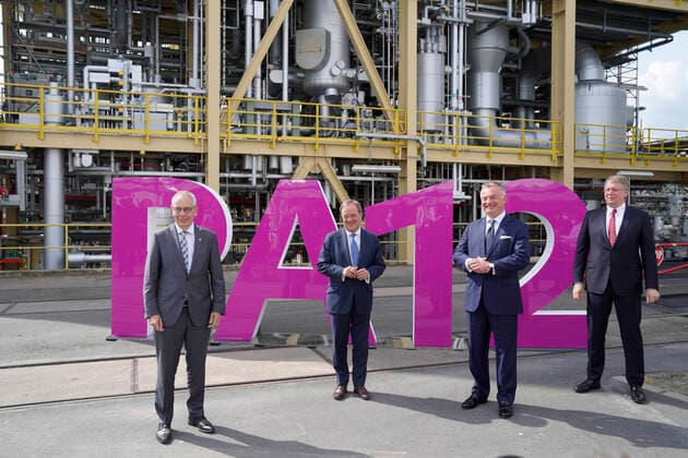 State Premier of North Rhine-Westphalia inaugurates worlds largest polyamide 12 plant of Evonik Current, 08 07 2021, Marl, Group photo Armin Laschet together with Bernd Toenjes Chairman of the