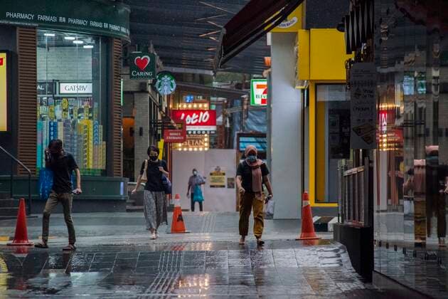 (210708) -- KUALA LUMPUR, July 8, 2021 -- People wearing face masks walk on a road in Kuala Lumpur, Malaysia, July 8, 2021. Malaysia recorded a fresh high of 135 single-day death toll from COVID-19 on Thursday, bringing the total deaths to 5,903, according to the health ministry. Another 8,868 new infections were reported in the second-highest single-day tally since the outbreak, bringing the national total to 808,658. (Photo by Xinhua) MALAYSIA-KUALA LUMPUR-COVID-19-CASES ChongxVoonxChung