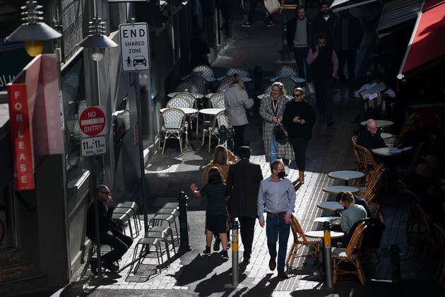 VICTORIA CORONAVIRUS COVID19, Pedestrians and diners at restaurants are seen in Melbourne, Friday, July 9, 2021. Melbourne is now under the same restrictions currently in place in regional Victoria. ( NO ARCHIVING, EDITORIAL USE ONLY, NO USE IN BOOKS WITHOUT CONSENT MELBOURNE VIC AUSTRALIA  Copyright: xJAMESxROSSx 20210709001555937681
