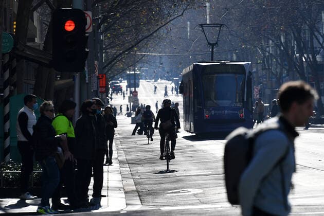 VICTORIA CORONAVIRUS COVID19, People are seen in Melbourne, Friday, July 9, 2021. Melbourne is now under the same restrictions currently in place in regional Victoria. ( NO ARCHIVING, EDITORIAL USE ONLY, NO USE IN BOOKS WITHOUT CONSENT MELBOURNE VIC AUSTRALIA  Copyright: xJAMESxROSSx 20210709001555937701