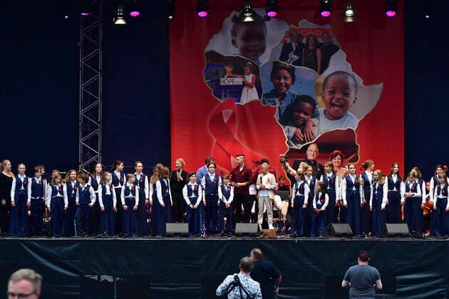 Billy Andrews and Phil Schaller with the Childrens Choir of the Semper Opera at the 15 Hope Anniversary Concert at the Filmnächte am Königsufer Dresden Dresden, 07 08 2021 Foto:xM.xWehnertx xFuturexImage