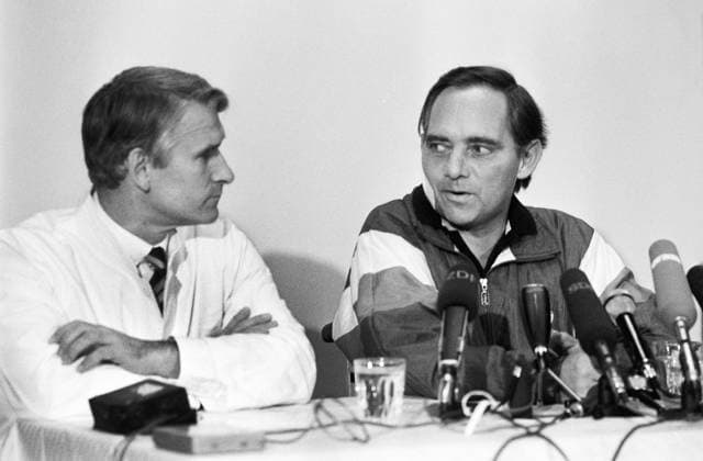 Deutschland, Karlsbad, 22.11.1990. Archiv-Nr.: 23-31b-24 Bundesinnenminister Schaeuble im Reha-Zentrum-Langensteinbach Foto: Wolfgang Schaeuble, sechs Wochen nach dem Attentat, kommt zur Pressekonferenz, links Prof. Juergen Harms Bundesinnenminister Schaeuble im Reha-Zentrum-Langensteinbach *** Germany, Karlsbad, 22 11 1990 Archive No 23 31b 24 Federal Minister of the Interior Schaeuble in the Reha Centre Langensteinbach Photo Wolfgang Schaeuble, six weeks after the assassination, comes to the press conference, on the left Prof Juergen Harms Federal Minister of the Interior Schaeuble in the Reha Centre Langensteinbach