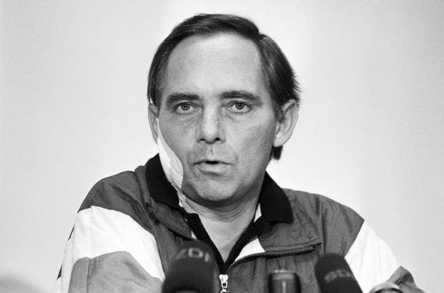 Deutschland, Karlsbad, 22.11.1990. Archiv-Nr.: 23-31a-04 Bundesinnenminister Schaeuble im Reha-Zentrum-Langensteinbach Foto: Wolfgang Schaeuble, sechs Wochen nach dem Attentat, kommt zur Pressekonferenz Bundesinnenminister Schaeuble im Reha-Zentrum-Langensteinbach *** Germany, Karlsbad, 22 11 1990 Archive No 23 31a 04 Federal Minister of the Interior Schaeuble at the Langensteinbach Rehab Centre Photo Wolfgang Schaeuble, six weeks after the assassination, arrives at the press conference Federal Minister of the Interior Schaeuble at the Langensteinbach Rehab Centre