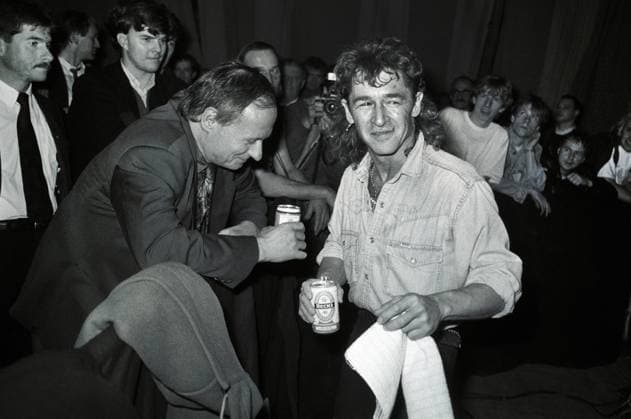 Deutschland, Berlin, 26.11.1990. Archiv-Nr.: 23-42-23 SPD-Bundestagswahlkampf Foto: SPD-Spitzenkandidat Oskar Lafontaine mit Saenger Peter Maffay, vor dessen Konzert SPD-Bundestagswahlkampf *** Germany, Berlin, 26 11 1990 Archive Nr 23 42 23 SPD Bundestag election campaign Photo SPD top candidate Oskar Lafontaine with singer Peter Maffay, before his concert SPD Bundestag election campaign