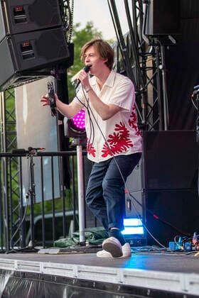 Frederik Rabe von Giant Rooks live beim Picknick Konzert auf der Zoopark Festwiese. Erfurt, 08.07.2021 Foto:xM.xKremerx xFuturexImage