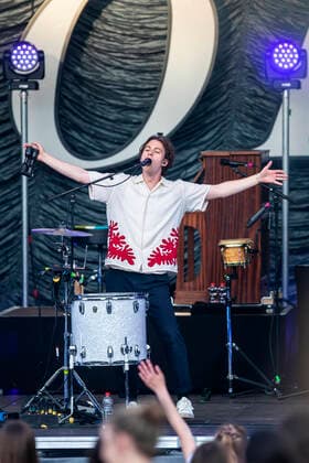 Frederik Rabe von Giant Rooks live beim Picknick Konzert auf der Zoopark Festwiese. Erfurt, 08.07.2021 Foto:xM.xKremerx xFuturexImage