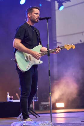Johannes Strate of Revolverheld live as part of the concert series Back on Stage at the Gilde Parkbühne Hannover, Foto:xU.xStammx xFuturexImage