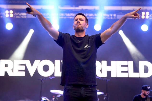 Johannes Strate of Revolverheld live as part of the concert series Back on Stage at the Gilde Parkbühne Hannover, Foto:xU.xStammx xFuturexImage