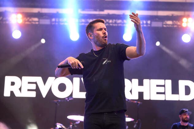 Johannes Strate of Revolverheld live as part of the concert series Back on Stage at the Gilde Parkbühne Hannover, Foto:xU.xStammx xFuturexImage