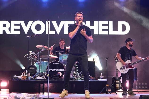 Jakob Sinn, Johannes Strate and Chris Rodriguez of Revolverheld live as part of the concert series Back on Stage at the Gilde Parkbühne Hannover, Foto:xU.xStammx xFuturexImage