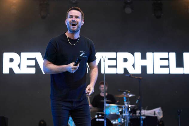 Johannes Strate of Revolverheld live as part of the concert series Back on Stage at the Gilde Parkbühne Hannover, Foto:xU.xStammx xFuturexImage