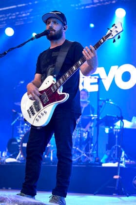 Chris Rodriguez of Revolverheld live as part of the concert series Back on Stage at the Gilde Parkbühne Hannover, Foto:xU.xStammx xFuturexImage