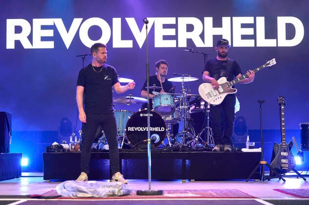 Johannes Strate, Jakob Sinn and Chris Rodriguez of Revolverheld live as part of the concert series Back on Stage at the Gilde Parkbühne Hannover, Foto:xU.xStammx xFuturexImage