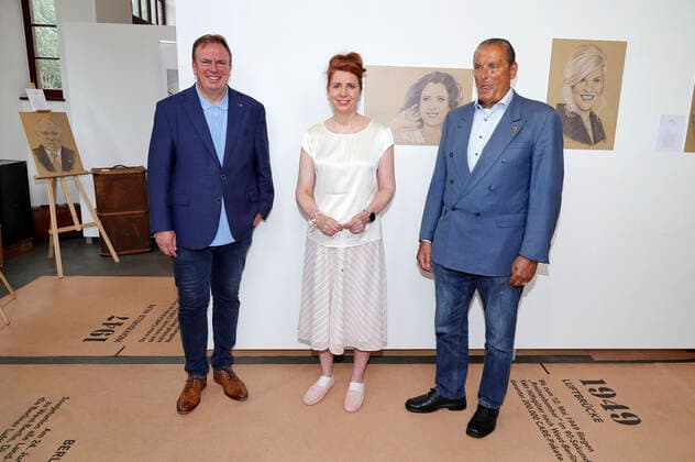 Volker Reimers, Monica Lierhaus and Dieter Bruhn Aale Dieter at the charity campaign for CARE Germany with a special exhibition of Hamburg personalities in the Ballinstadt Hamburg, 09 07 2021 Foto:xgbrcix xFuturexImage