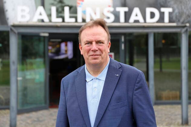 Volker Reimers at the charity campaign for CARE Germany with a special exhibition of Hamburg personalities in the Ballinstadt Hamburg, 09 07 2021 Foto:xgbrcix xFuturexImage