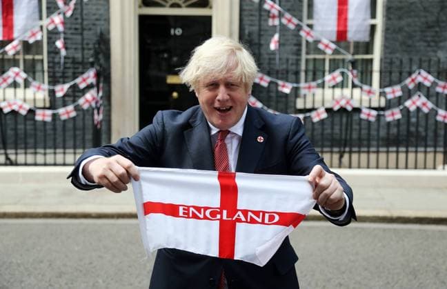 Bilder des Jahres 2021, News 07 Juli News Bilder des Tages July 9, 2021, London, England, United Kingdom: UK Prime Minister BORIS JOHNSON holds England flag outside 10 Downing Street ahead of Euro 2020 final match against Italy on Sunday. London United Kingdom - ZUMAs262 20210709_zip_s262_092 Copyright: xTayfunxSalcix