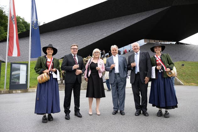 * OUT of AUT - Keine Weitergabe an Drittanbieter