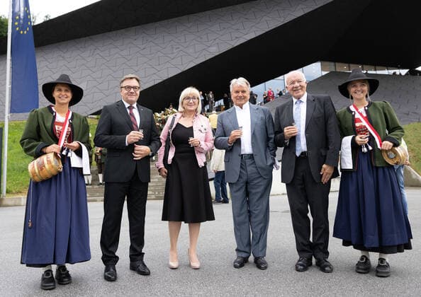 * OUT of AUT - Keine Weitergabe an Drittanbieter