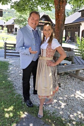 ORF Wenn die Musi spielt presenter Arnulf Prasch and singer Stefanie Hertel at the artists meeting for the music open air Wenn die Musi spielt on 09 07 2021 at the festival area in Bad Kleinkirchheim 20210709BOS0019