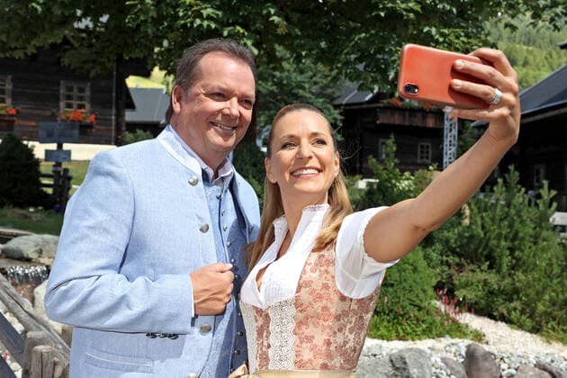 ORF Wenn die Musi spielt presenter Arnulf Prasch and singer Stefanie Hertel at the artists meeting for the music open air Wenn die Musi spielt on 09 07 2021 at the festival area in Bad Kleinkirchheim 20210709BOS0018