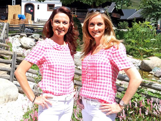 ORF Wenn die Musi spielt Singers Sigrid and Marina Hutterer Singing duo Sigrid Marina on the fringe of the artists meeting for the music open air Wenn die Musi spielt on 09 07 2021 on the festival grounds in Bad Kleinkirchheim 20210709BOS0009