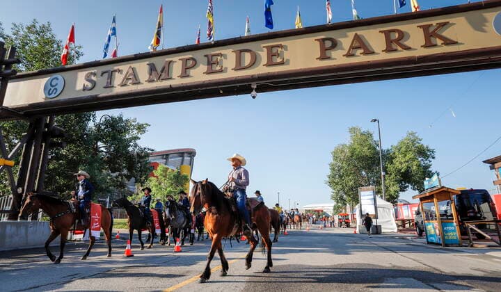 July 9, 2021, Calgary, ab, Canada: A rider passes under the main gate during the Calgary Stampede parade in Calgary, Alta., Friday, July 9, 2021. Calgary Canada  - ZUMAc35_ 20210709_zaf_c35_007 Copyright: xJeffxMcintoshx
