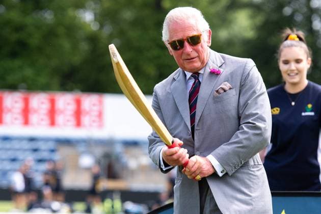 Entertainment Bilder des Tages . 09 07 2021. Cardiff, United Kingdom. Prince Charles, Prince of Wales has a go at playing cricket, during a visit to Cardiff, Wales, United Kingdom.  xPoolx xi-Imagesx IIM-22382-0004