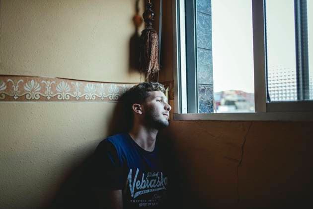 IMAGO Creative, Gesellschaft, Immer mehr Menschen haben Angst vor der Zukunft IMAGO Creative: Resilienz  Elias, flüchtete aus Marokko aufgrund seiner Homosexualität, er wurde bereits geschlagen und hat schwere Depressionen, Ceuta, Spanien, Europa *** Elias, fled Morocco because of his homosexuality, he has already been beaten and has severe depression, Ceuta, Spain, Europe Copyright: imageBROKER/FlorianxBachmeier iblfba06963907.jpg