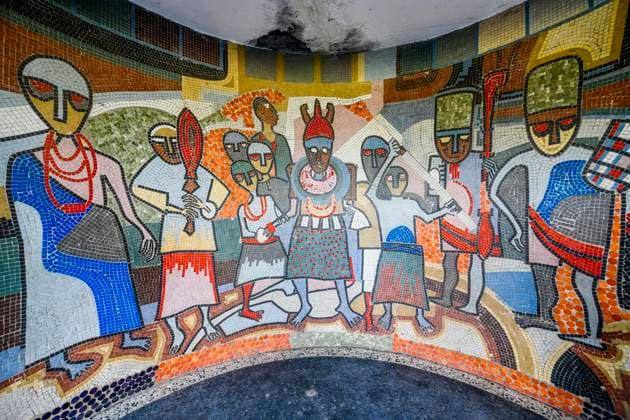  Wandmalerei im Benin National Museum in den königlichen Gärten, Benin Stadt, Nigeria, Afrika *** Mural painting in the Benin National Museum in the Royal Gardens, Benin City, Nigeria, Africa Copyright: imageBROKER/MichaelxRunkel ibxrun06946430.jpg