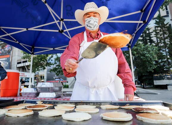 News Bilder des Tages July 9, 2021, Calgary, ab, Canada: John Tyrrell flips pancakes at the Family Day pancake breakfast during the Calgary Stampede in Calgary, Alta., Friday, July 9, 2021. Calgary Canada  - ZUMAc35_ 20210709_zaf_c35_025 Copyright: xJeffxMcintoshx