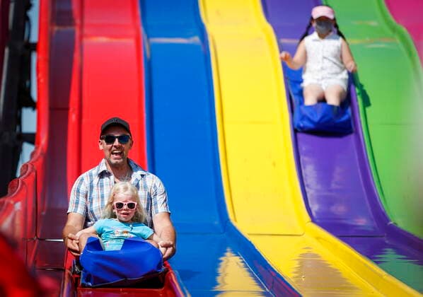 July 9, 2021, Calgary, ab, Canada: A father and his daughter enjoy a ride at the Calgary Stampede in Calgary, Alta., Friday, July 9, 2021. Calgary Canada  - ZUMAc35_ 20210709_zaf_c35_028 Copyright: xJeffxMcintoshx